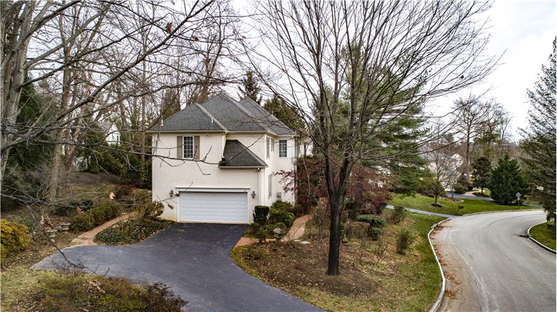 12 Chalous - Driveway/garage