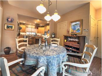 12 Chalous - Breakfast nook