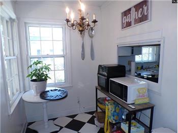 Breakfast room in kitchen