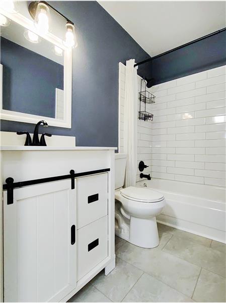 Bathroom - Ceramic Tiled Surround