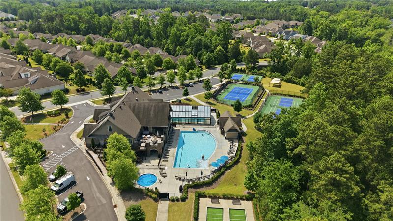 Regency at Palisades amenities include clubhouse, indoor/outdoor pools, activities director, tennis, pickleball, bocci courts.