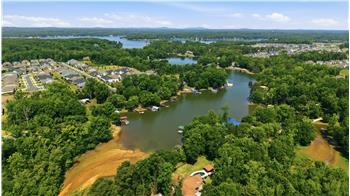 Regency at Palisades is situated next to Lake Wylie. Perfect for water sports and boating enthusiasts.