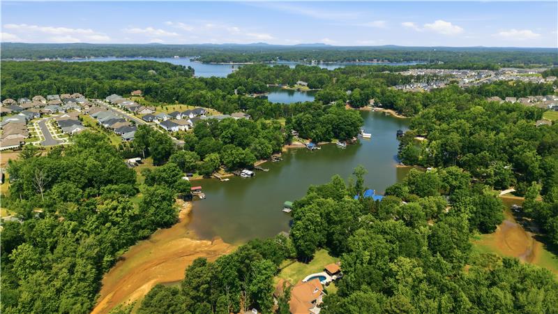 Regency at Palisades is situated next to Lake Wylie. Perfect for water sports and boating enthusiasts.