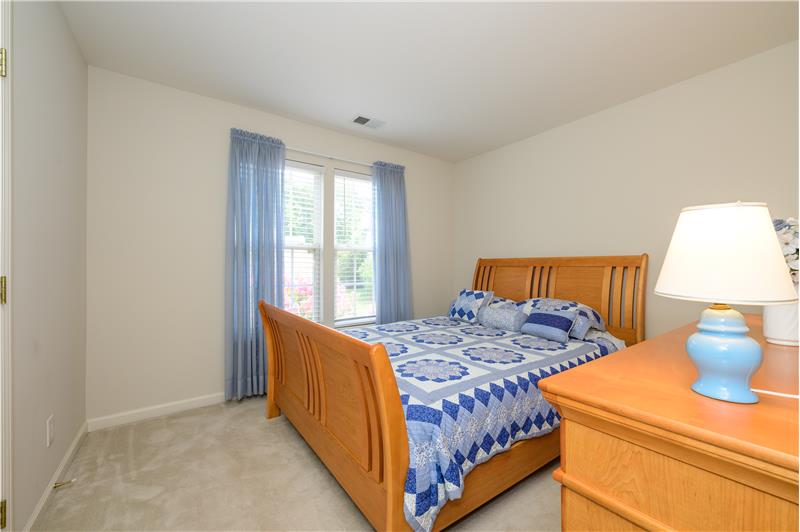 Secondary bedroom.