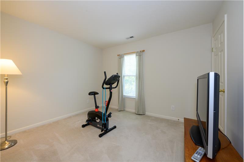 Secondary bedroom.
