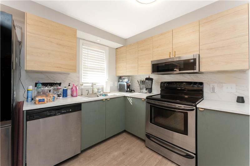 Kitchen w/bay window