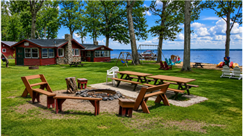 127 Oneida Dr, Houghton Lake, MI
