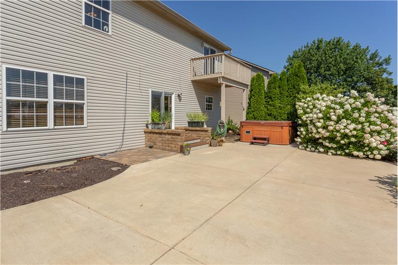 Large patio, hot tub included - 12915 Whitehaven Ln
