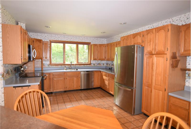 Kitchen with many cabinets