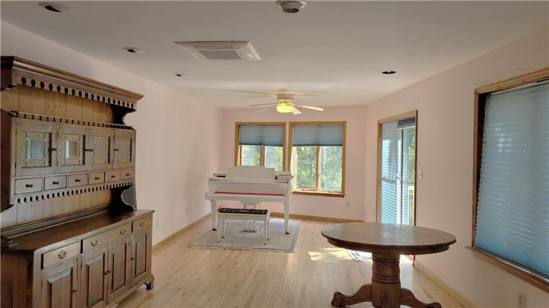 Recess lighting  and fan in the living room area