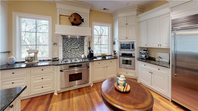 Gourmet kitchen with top of the line appliances!