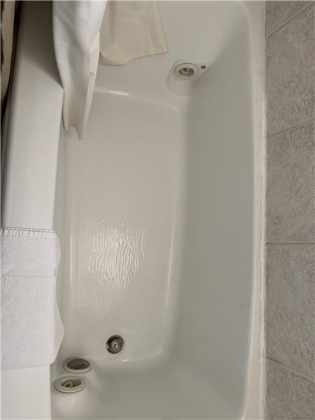 Whirlpool Tun in Guest Bath