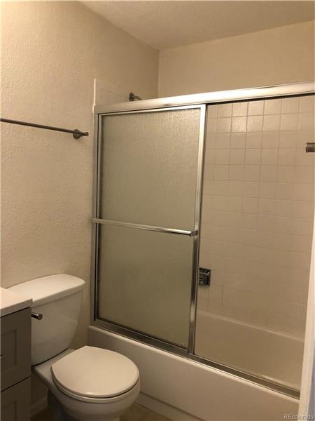 Rest of bathroom