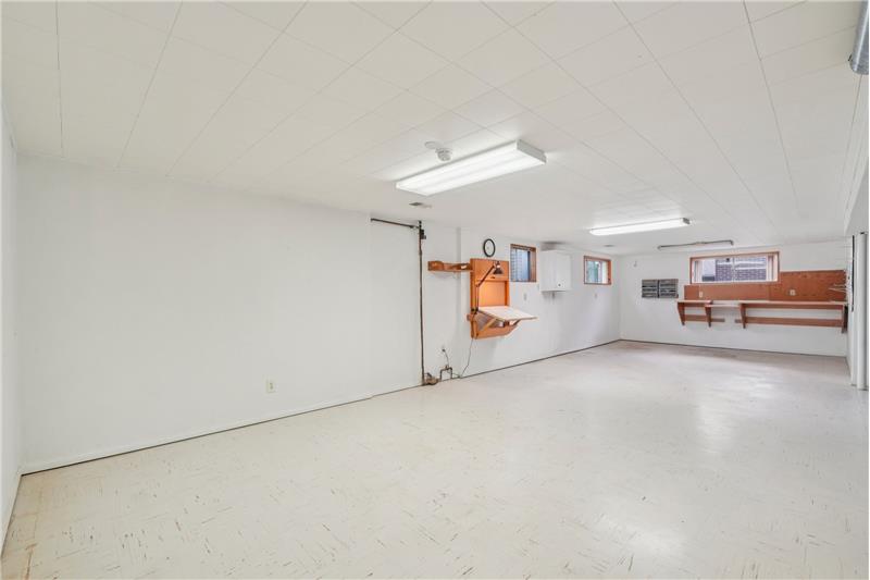 Biggest area of open basement (was wood workshop)