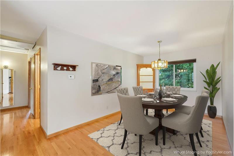 Dining room (virtually staged)