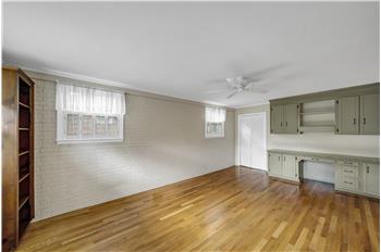 Built-in cabinets and bookshelves
#built-ins#cabinets#bookshelves