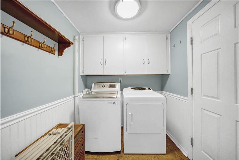 Mudroom. Washer and dryer stay.
#mudroom#washer#dryer