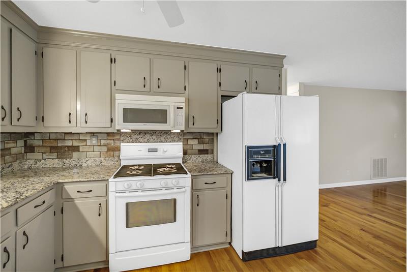 Built-in microwave over gas range
#gasrange#microwave#refrigerator