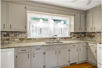 Pendant lighting
Hand-glazed lava rock backsplash
#backsplash#lavarock