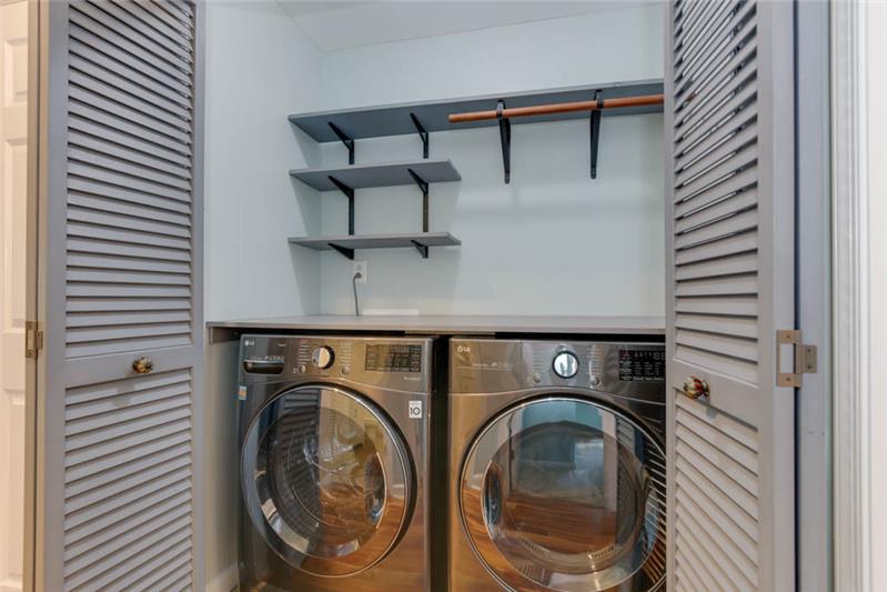 Yes, the washer/dryer are included
