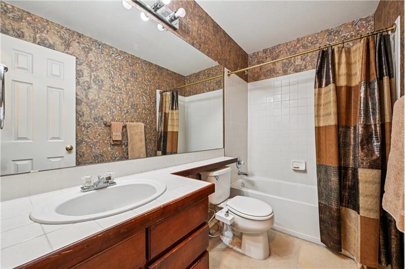 Full bathroom between loft and guest bedroom