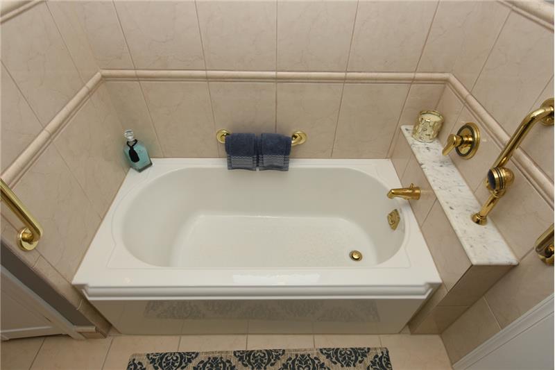 14 Ringneck Lane Master Bathroom Soaking Tub