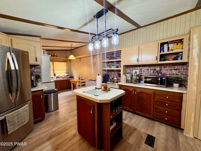 Kitchen to breakfast area