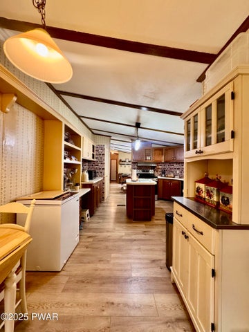 Breakfast area to kitchen