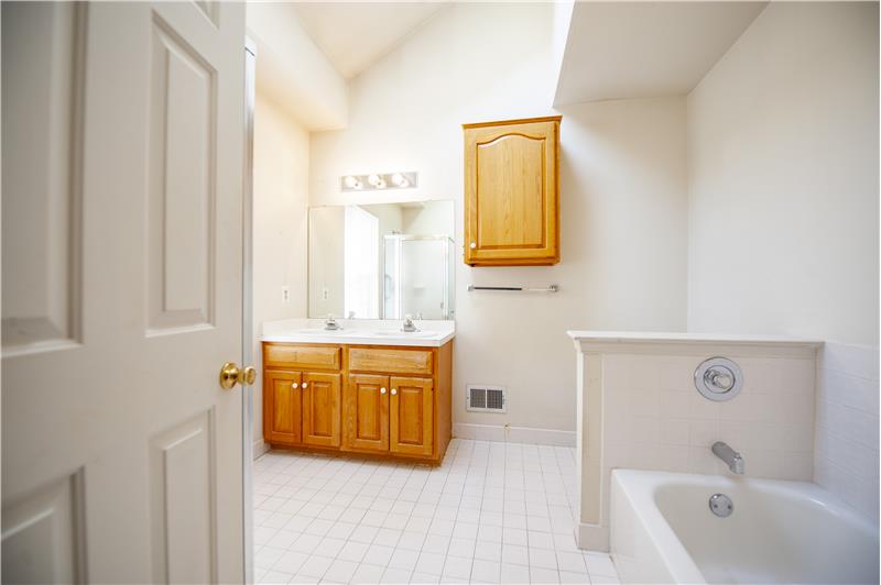 1402 Reagan Court Master Bathroom