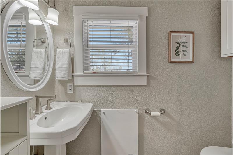 3/4 bath with pedestal sink