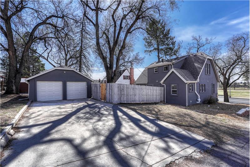 Detached 2-car garage with power