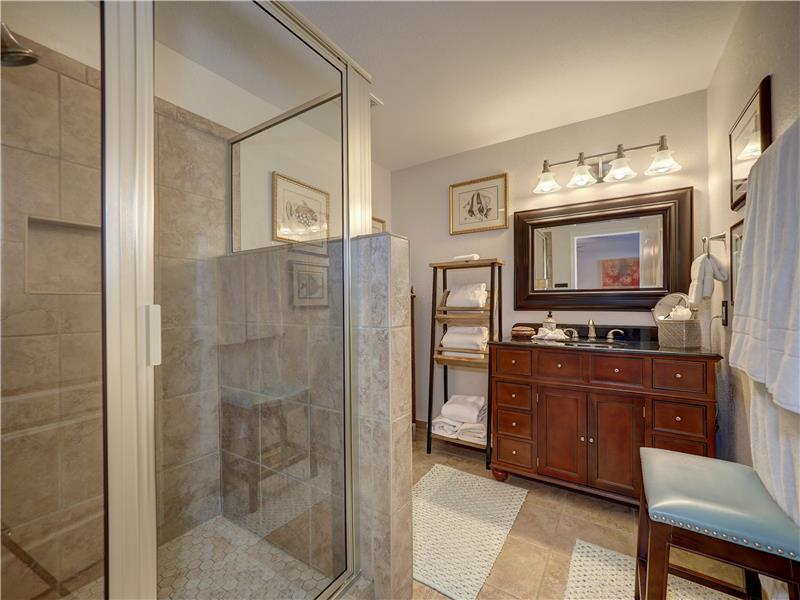 Bedroom 3 en-suite bath