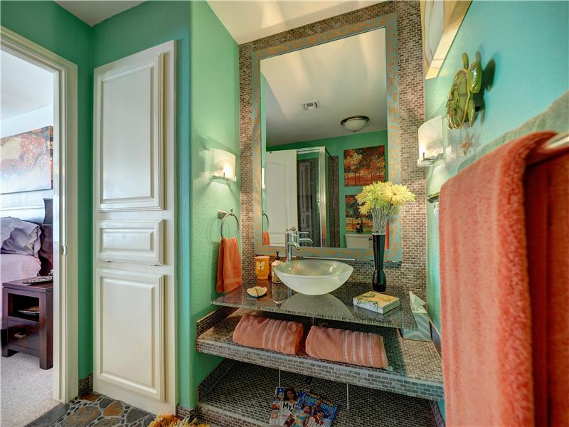 Bedroom 4 en-suite bath