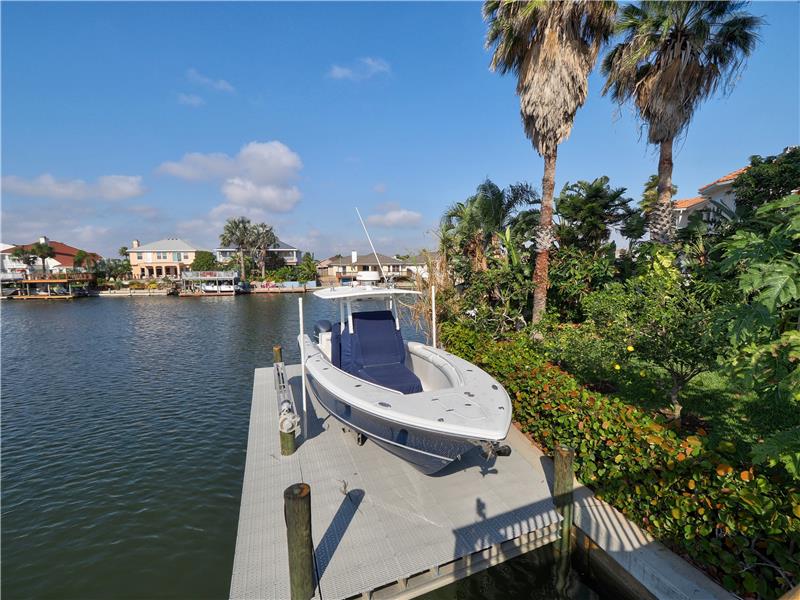 Low Profile Lift for Offshore Boat