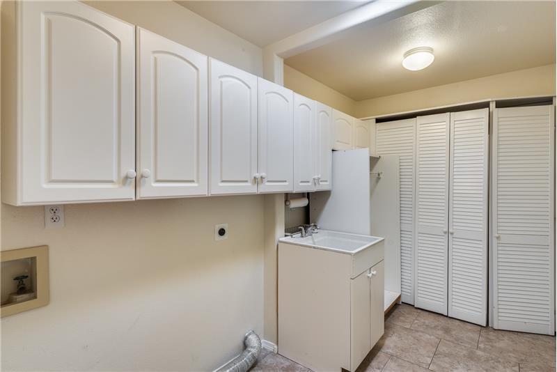 Laundry room w/tons of storage