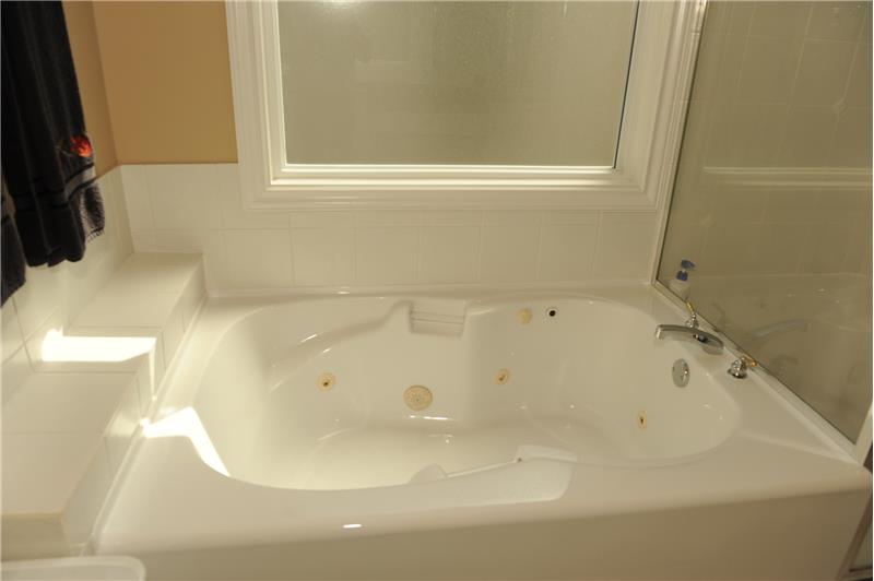Ensuite Jetted Tub