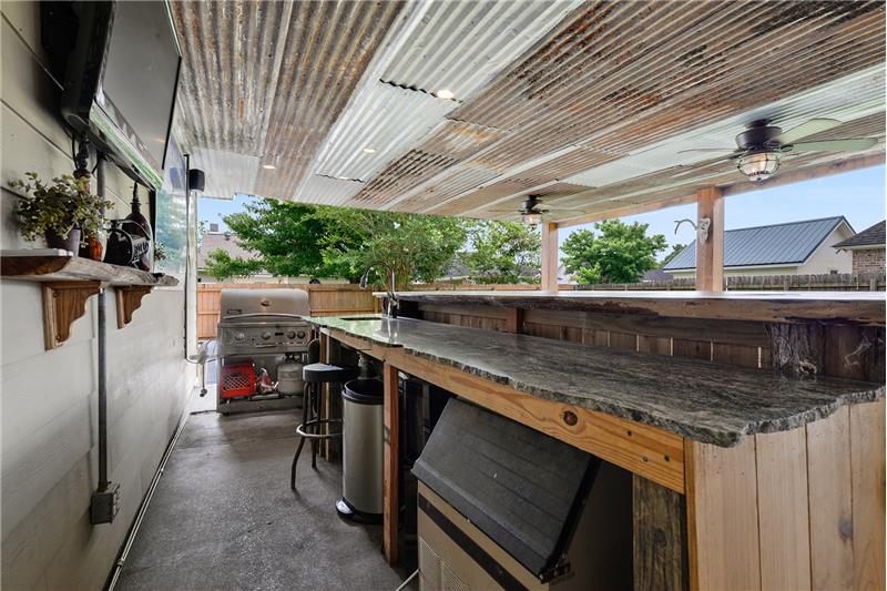 Outdoor kitchen; plumbed for gas/water/electric