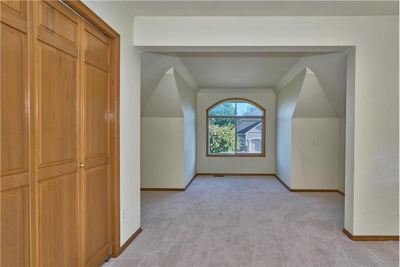 Very Large Bonus Room with Closet.