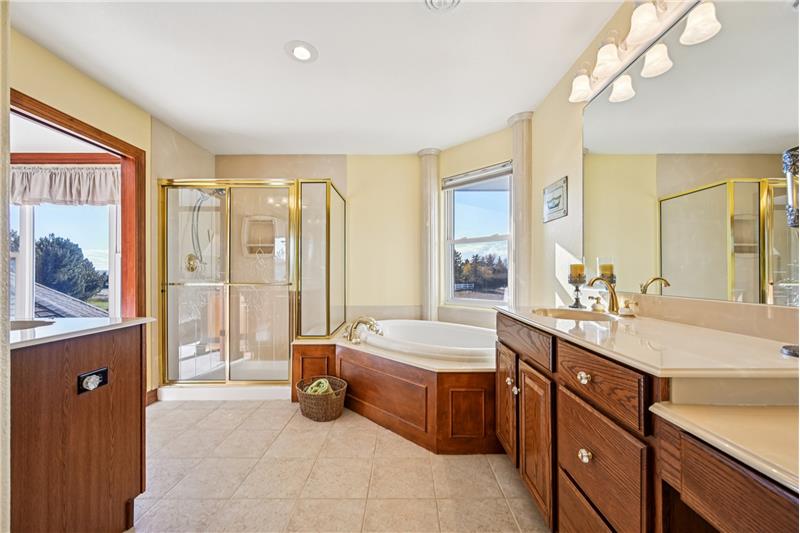 Upstairs ensuite bathroom