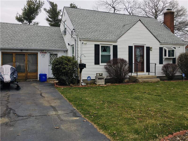 Cape Cod home in N.Kingstown with large garage