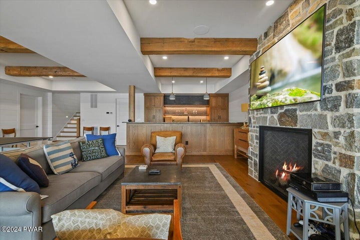 Family Room W/ Wet Bar