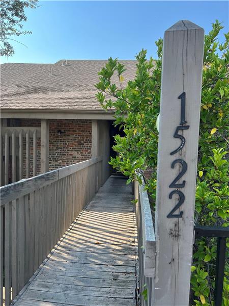 Entry is on 1 level.