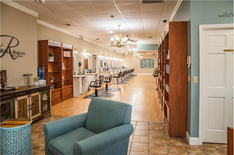 Lobby to open salon area