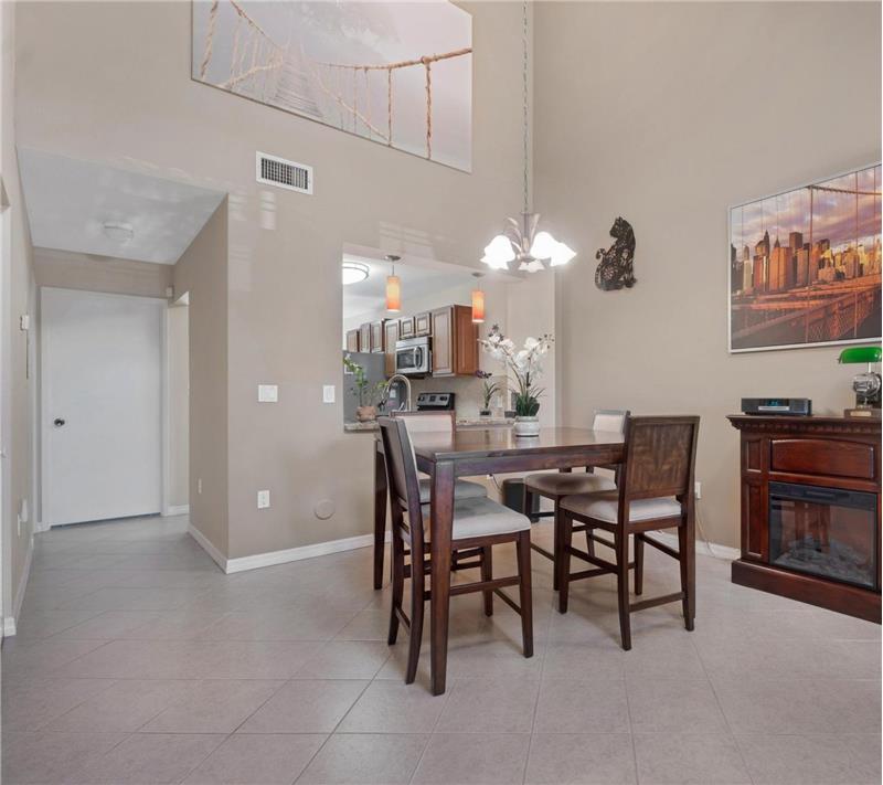 1549 N 14th Ter- dining room