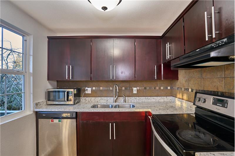 Light and Bright Kitchen. New Dishwasher as well.