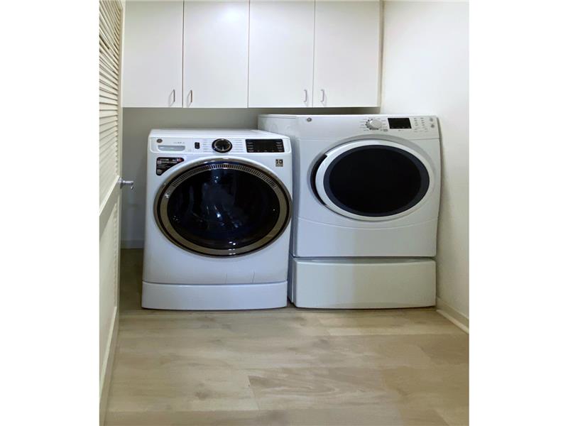 Laundry room, washer & dryer