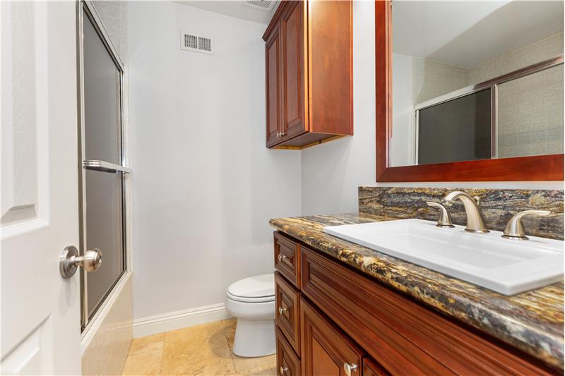 Guest bath with tub/shower combo
