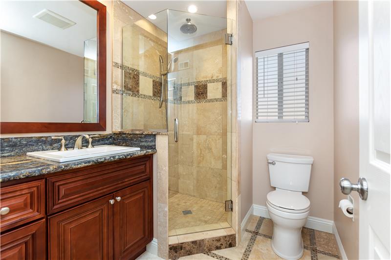 En suite bath in primary bedroom