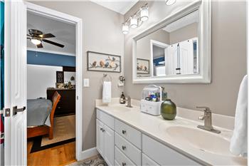 Jack & Jill Bath with tub/shower combo