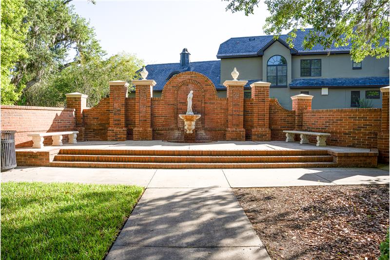 What a lovely place to go for a walk in the morning...or relax with an evening stroll...